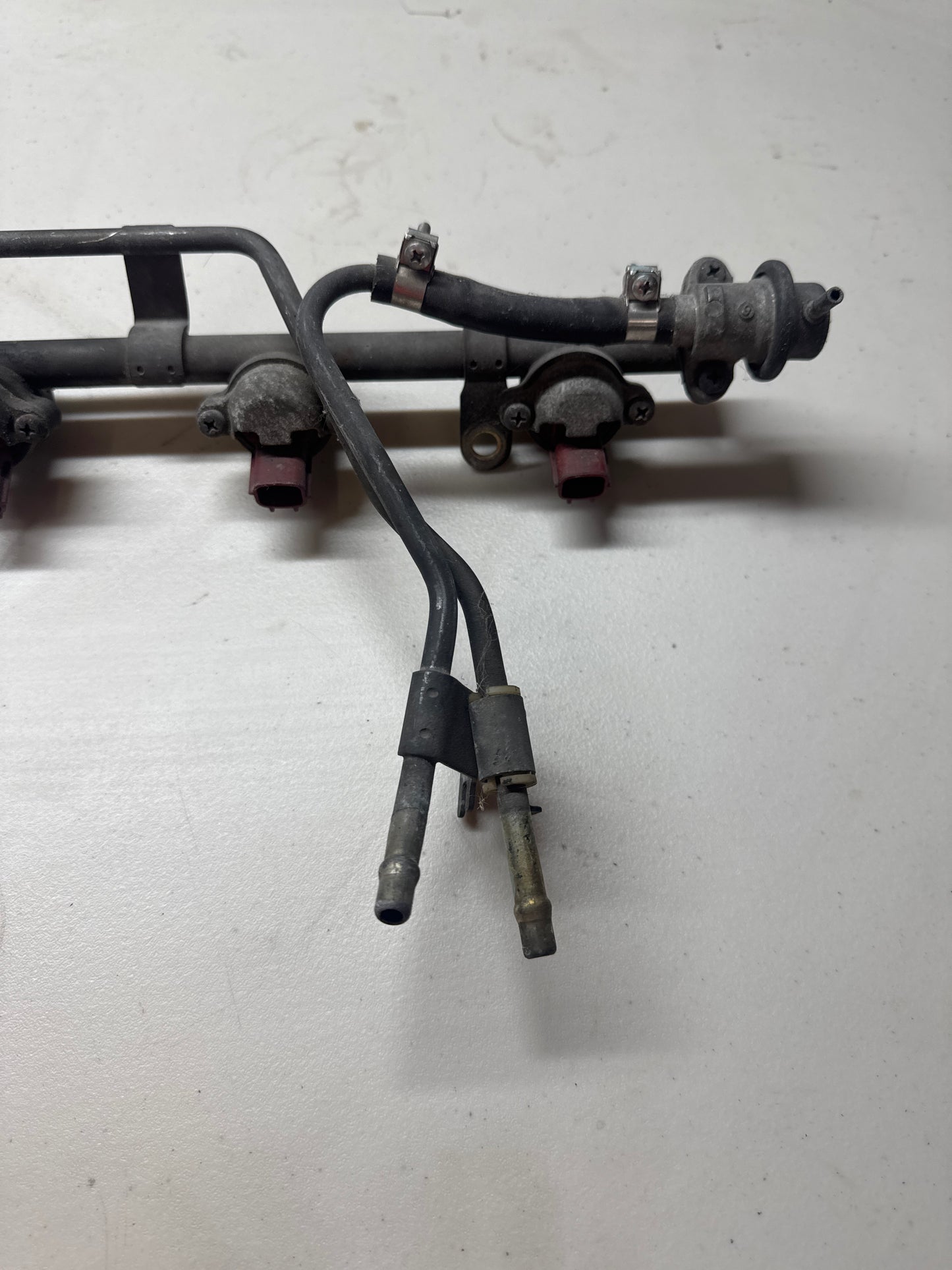 R33 RB25DET Fuel Rail + Injectors